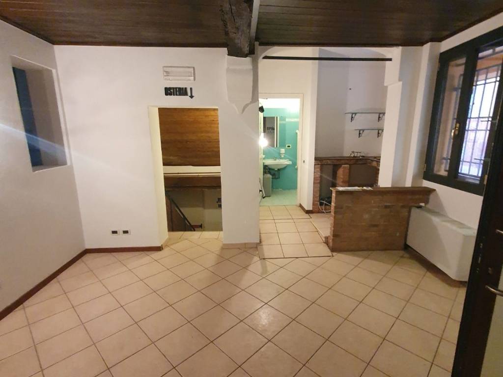 negozio in vendita a Bologna in zona Saragozza