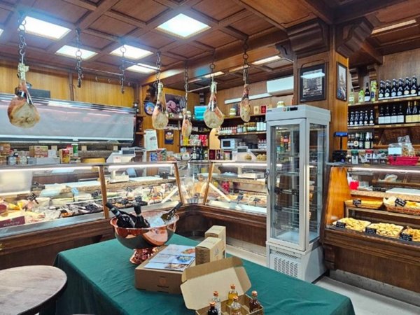 negozio in vendita a Bologna in zona San Vitale