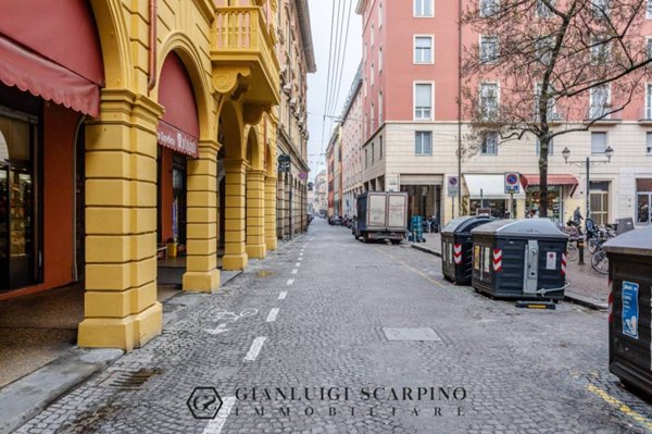 negozio in vendita a Bologna in zona Quartiere Porto