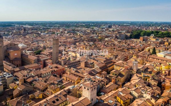 locale commerciale in vendita a Bologna in zona Santo Stefano