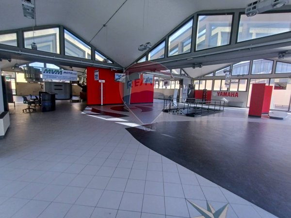 locale commerciale in vendita a Bologna