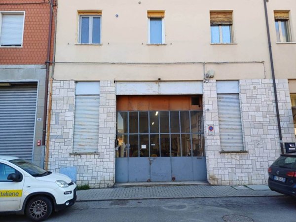 locale commerciale in vendita a Bologna in zona Santa Viola