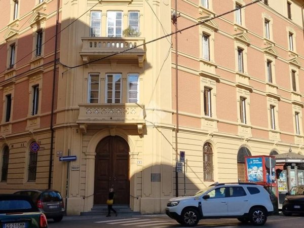 locale commerciale in vendita a Bologna in zona Centro Storico