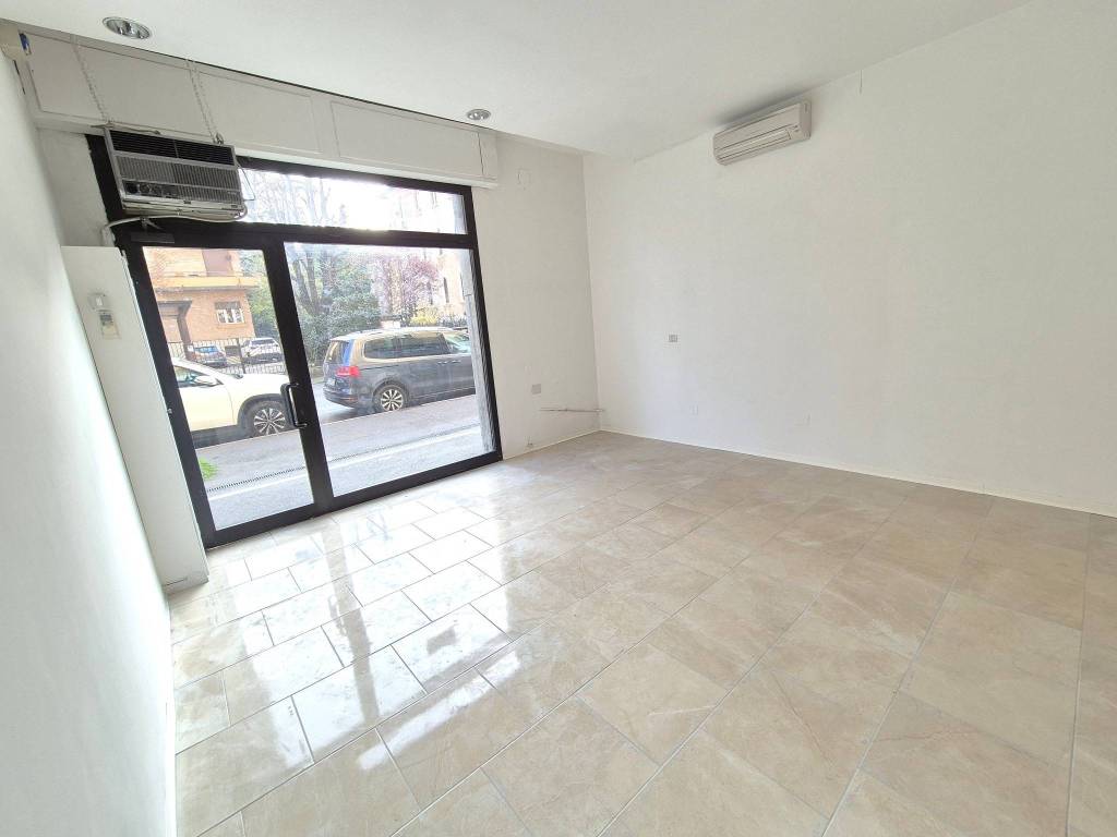 negozio in vendita a Bologna in zona San Vitale