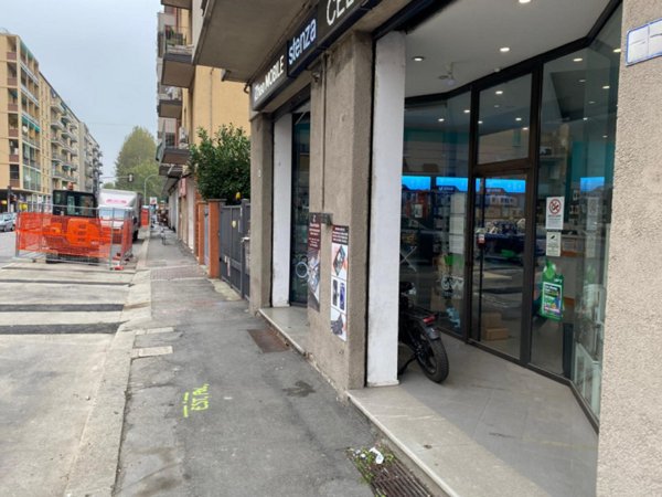 negozio in vendita a Bologna in zona San Donato