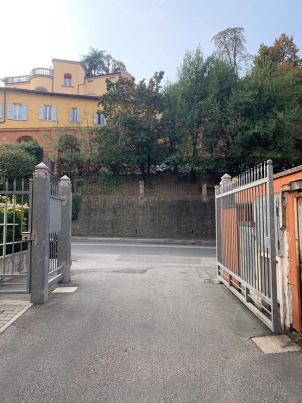 negozio in vendita a Bologna in zona Saragozza