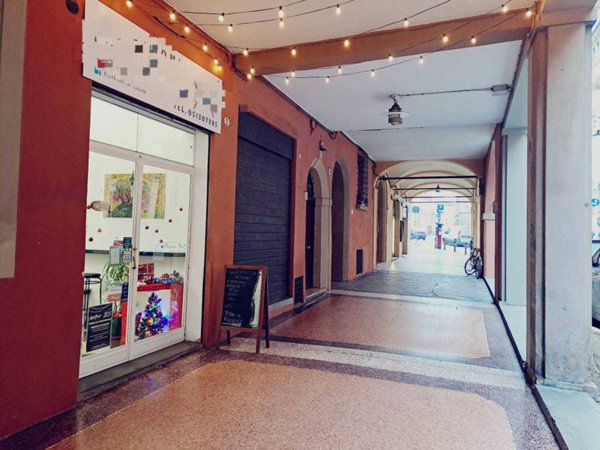 negozio in vendita a Bologna in zona Santo Stefano