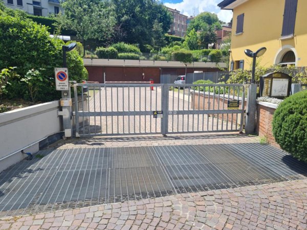 negozio in vendita a Bologna in zona Saragozza