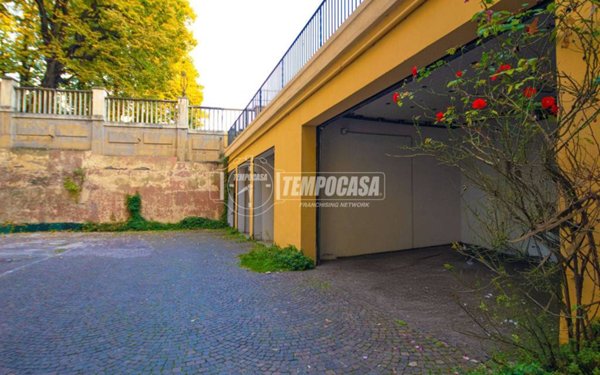 locale commerciale in vendita a Bologna in zona San Vitale