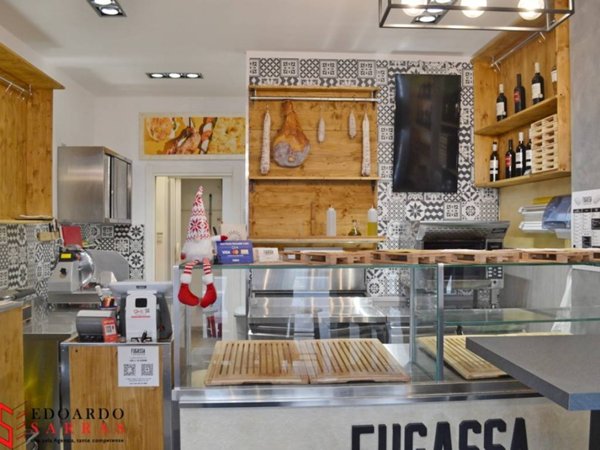 negozio in vendita a Bologna in zona Quartiere Porto