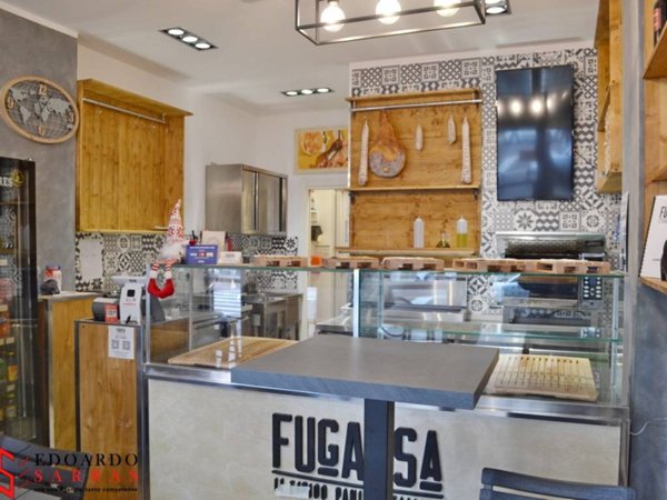negozio in vendita a Bologna in zona Quartiere Porto