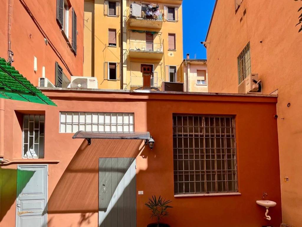 ufficio in vendita a Bologna in zona San Vitale