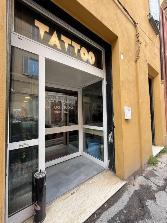negozio in vendita a Bologna in zona Santo Stefano