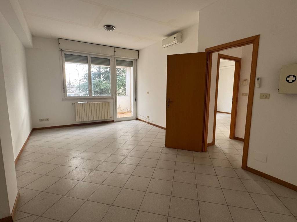 ufficio in vendita a Bologna in zona Zona Industriale Ròveri