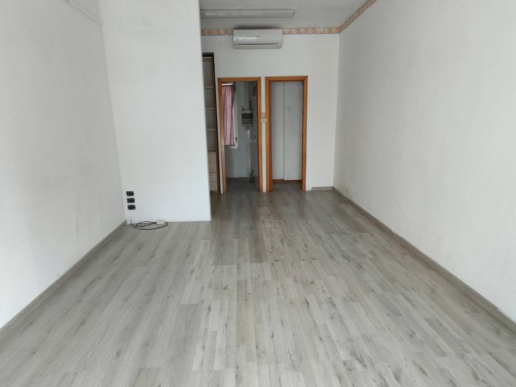 negozio in vendita a Bologna in zona San Vitale