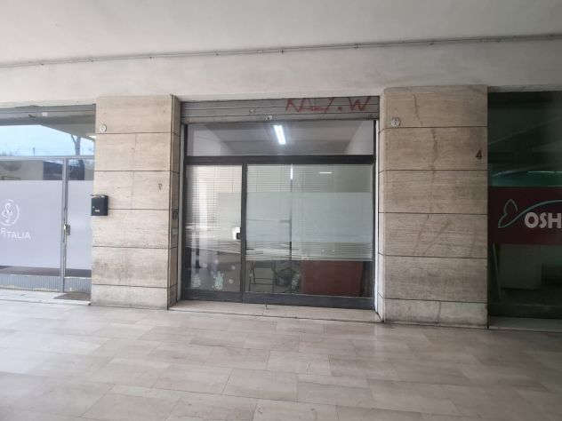 negozio in vendita a Bologna in zona Quartiere Porto