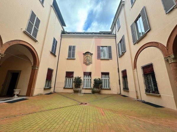 locale commerciale in vendita a Bologna