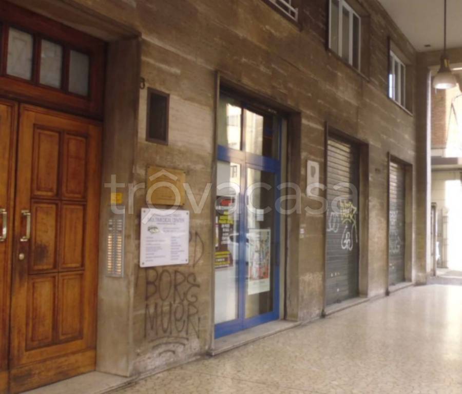 negozio in vendita a Bologna in zona Quartiere Porto