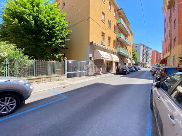 locale commerciale in vendita a Bologna