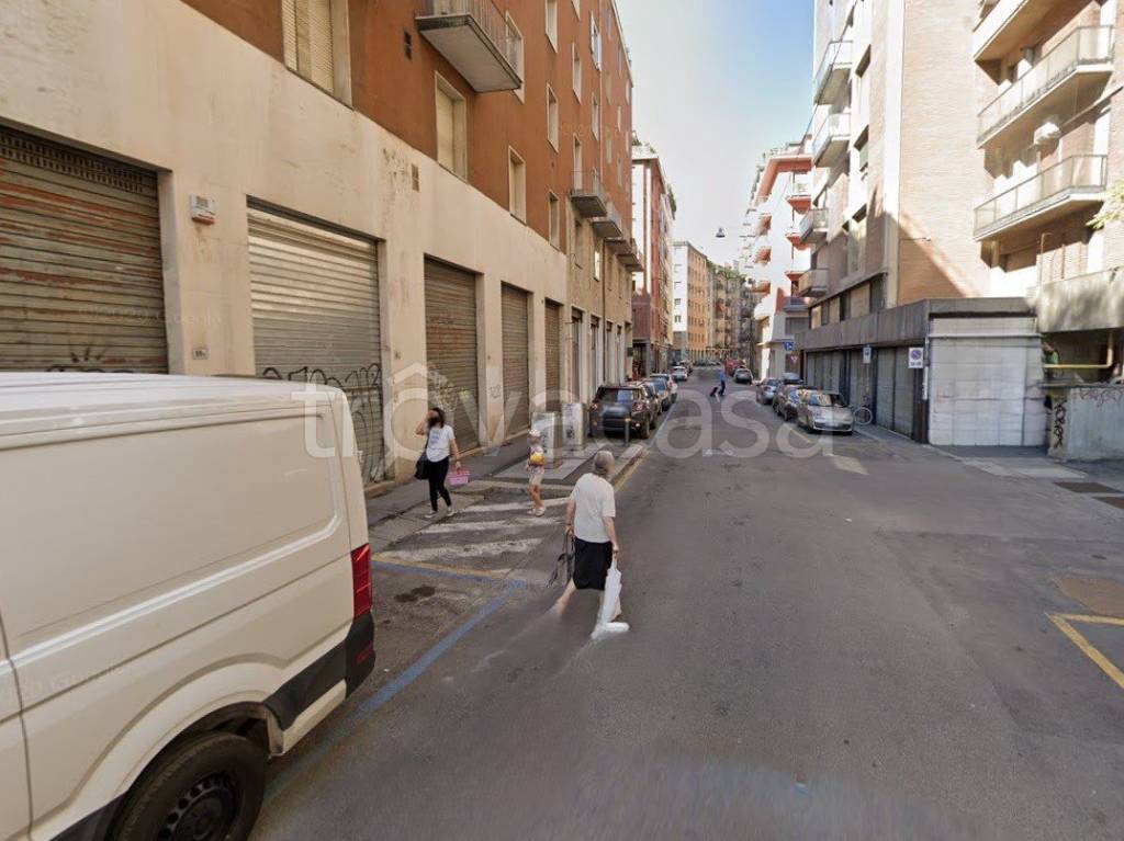 negozio in vendita a Bologna in zona Quartiere Porto