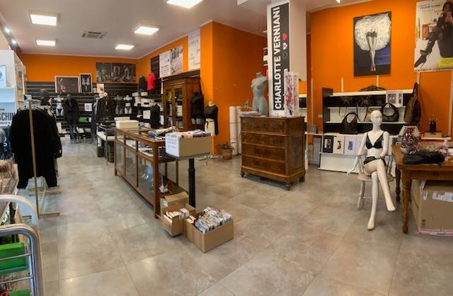 negozio in vendita a Bologna in zona Corticella