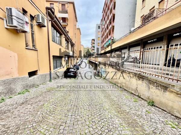 locale commerciale in vendita a Bologna in zona Andrea Costa