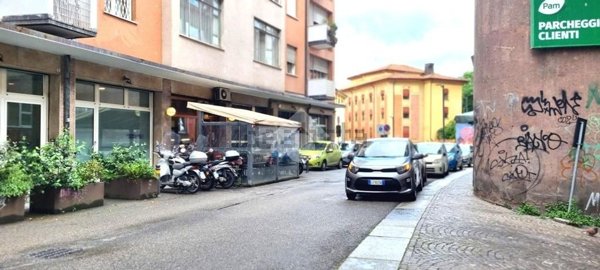negozio in vendita a Bologna in zona Quartiere Porto