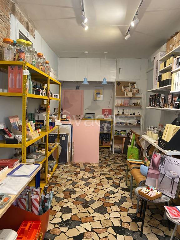 negozio in vendita a Bologna in zona Santo Stefano