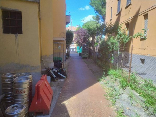 negozio in vendita a Bologna in zona Saragozza