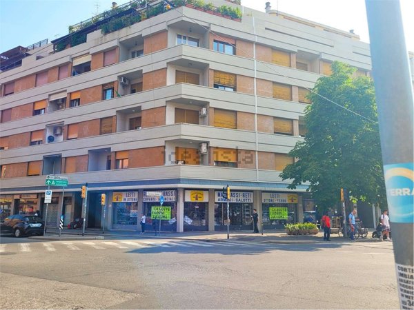 negozio in vendita a Bologna in zona Lame