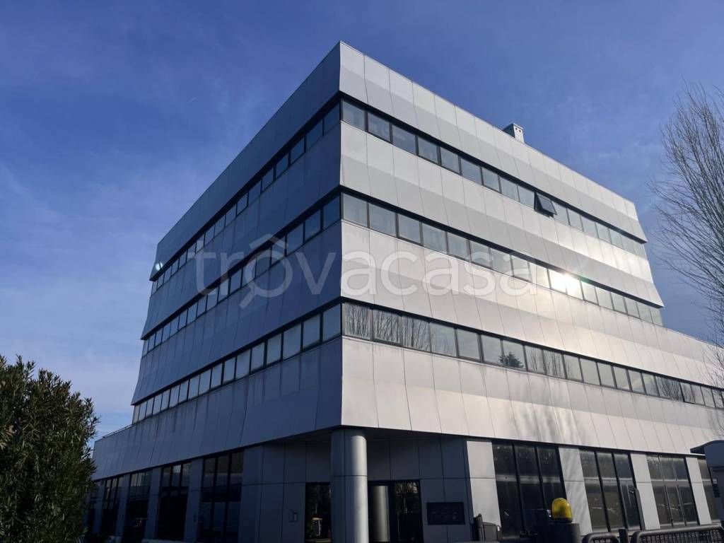 ufficio in vendita a Bologna in zona Zona Industriale Ròveri