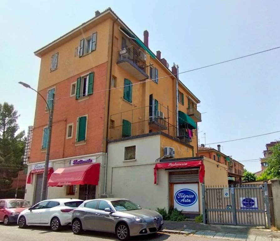 negozio in vendita a Bologna in zona Reno