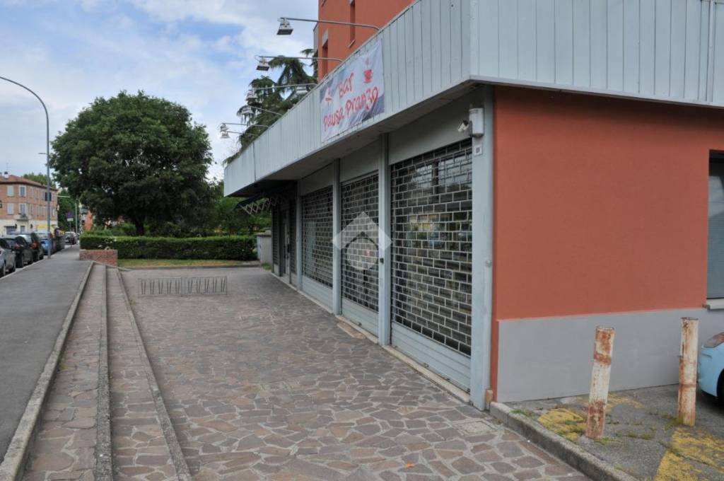 negozio in vendita a Bologna in zona Borgo Panigale