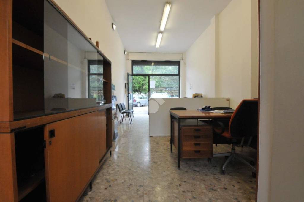 negozio in vendita a Bologna in zona Corticella