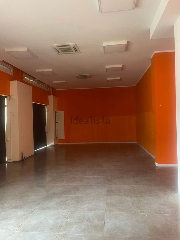 negozio in vendita a Bologna in zona Quartiere Navile