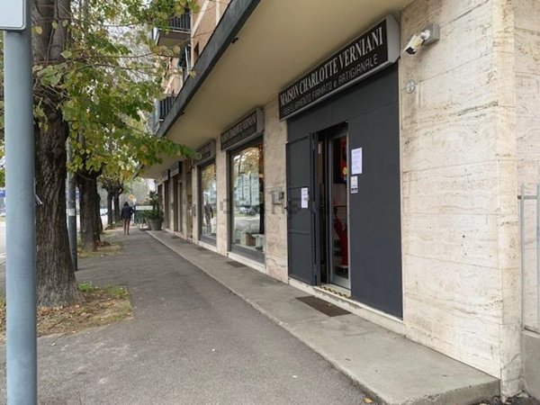 locale commerciale in vendita a Bologna in zona Corticella