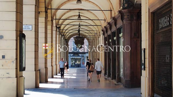 locale commerciale in vendita a Bologna in zona Centro Storico