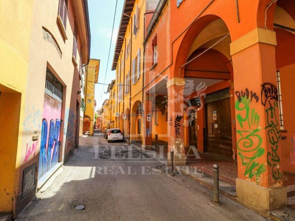 locale commerciale in vendita a Bologna in zona San Vitale