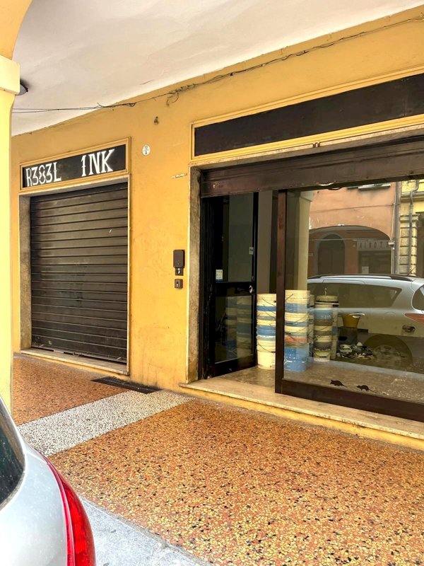 locale commerciale in vendita a Bologna
