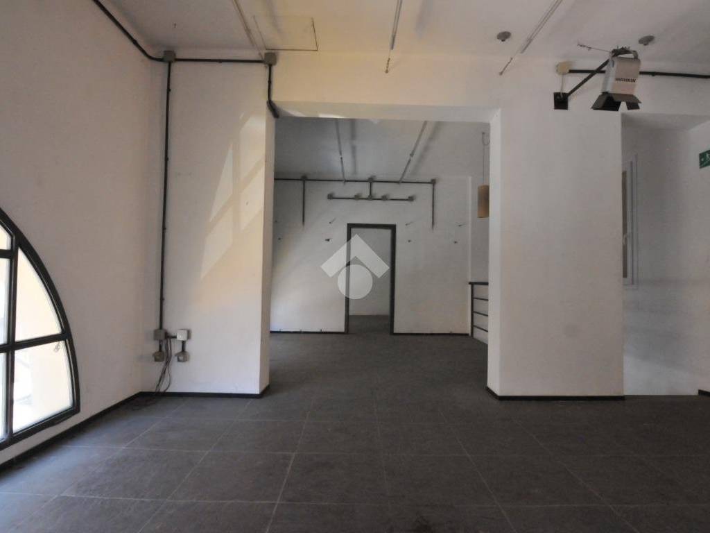 negozio in vendita a Bologna in zona Quartiere Porto