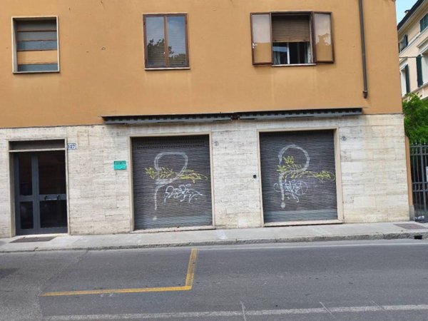 negozio in vendita a Bologna in zona Santo Stefano