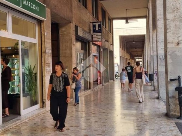 negozio in vendita a Bologna in zona Quartiere Porto