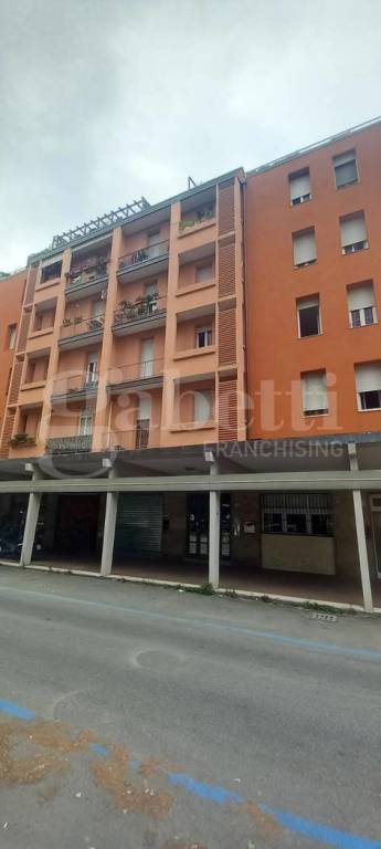 negozio in vendita a Bologna in zona Santo Stefano