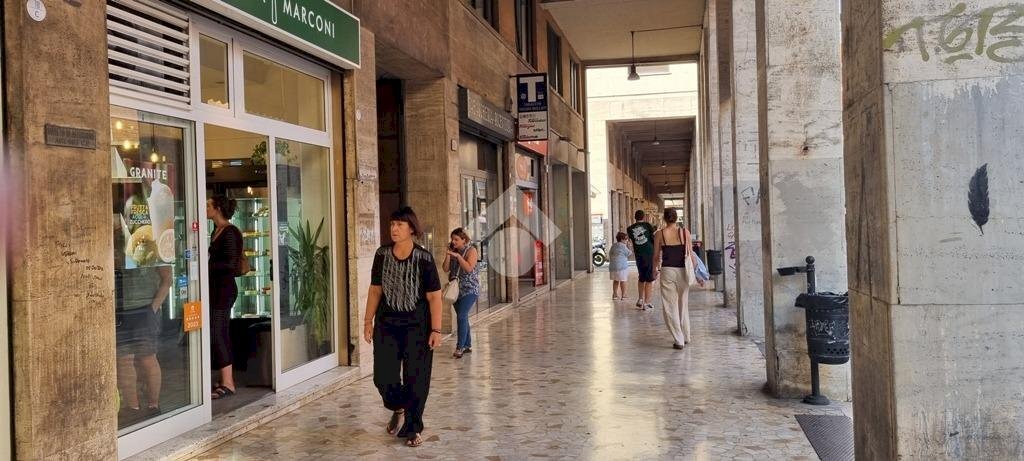 negozio in vendita a Bologna in zona Quartiere Porto