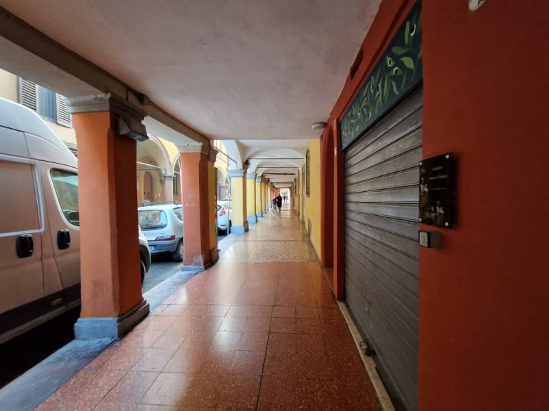 negozio in vendita a Bologna in zona Santo Stefano