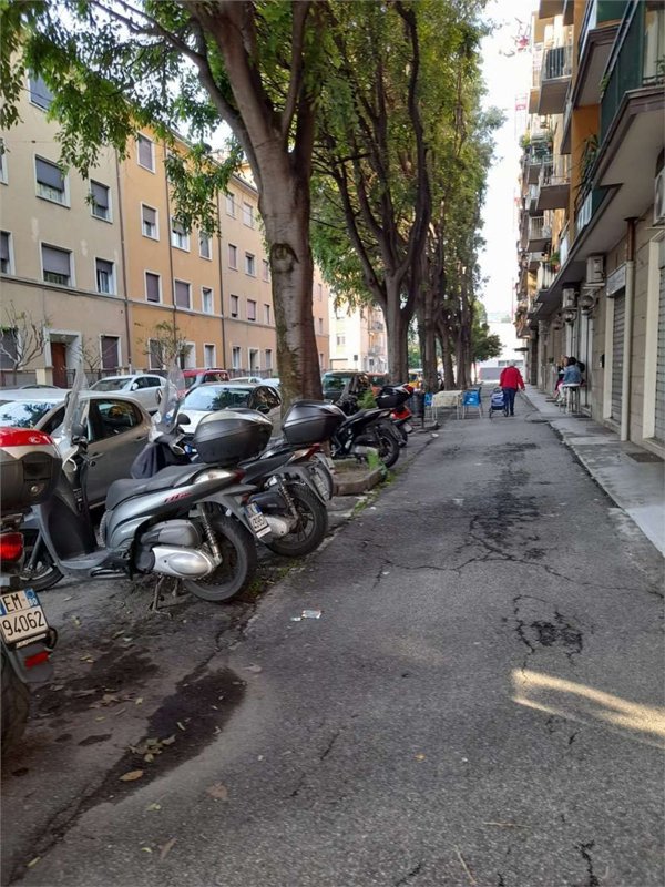 locale commerciale in vendita a Bologna