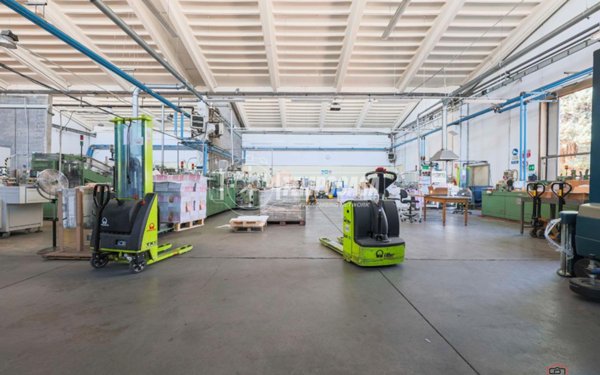 capannone in vendita a Bologna in zona Zona Industriale Ròveri