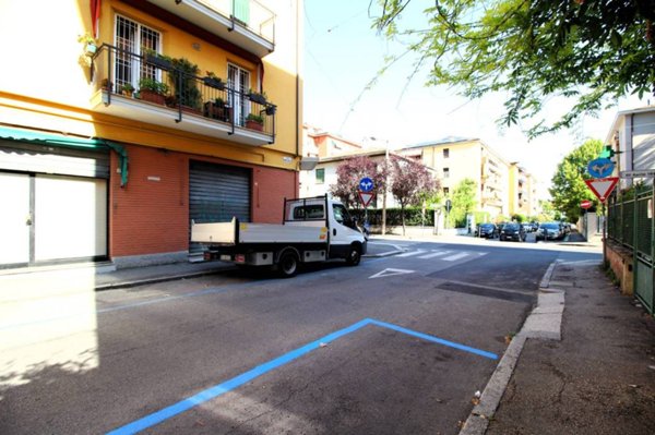 negozio in vendita a Bologna in zona Saragozza