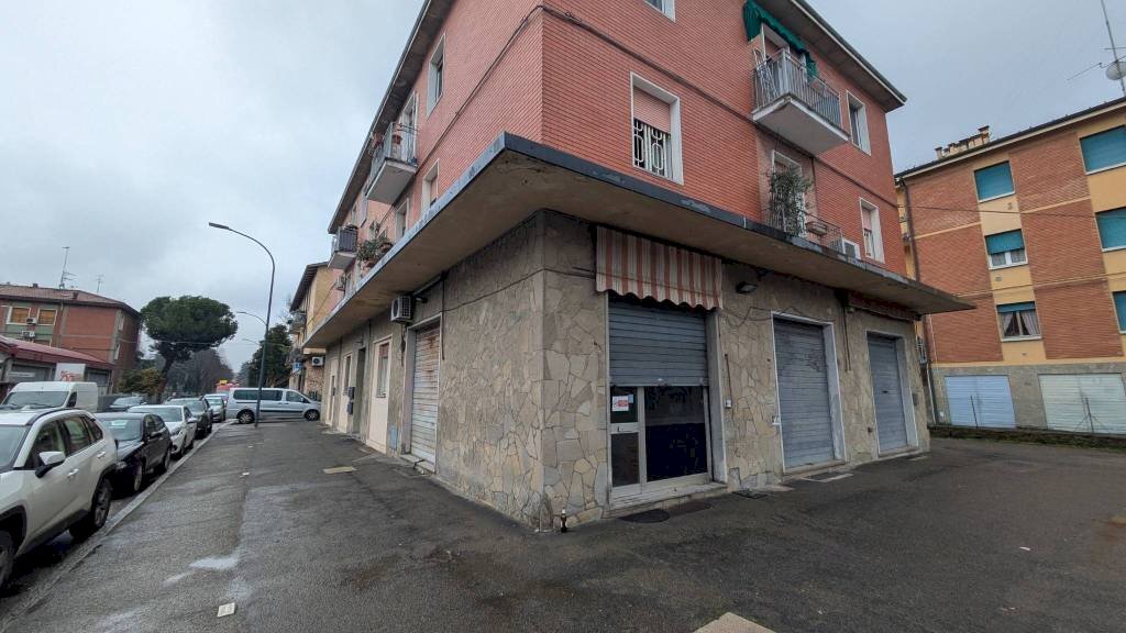 negozio in vendita a Bologna in zona Barca