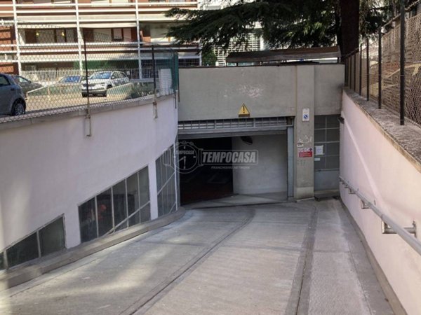 locale commerciale in vendita a Bologna in zona Santa Viola
